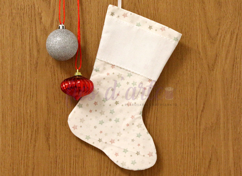 Bota de Natal branca com estrelas coloridas e bolas de Natal penduradas