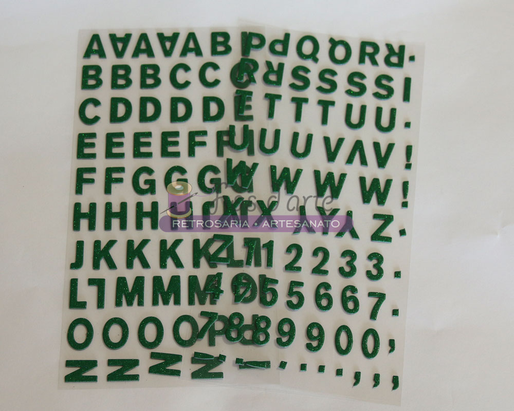 Folha de autocolantes de letras e números verdes escuros em fundo branco