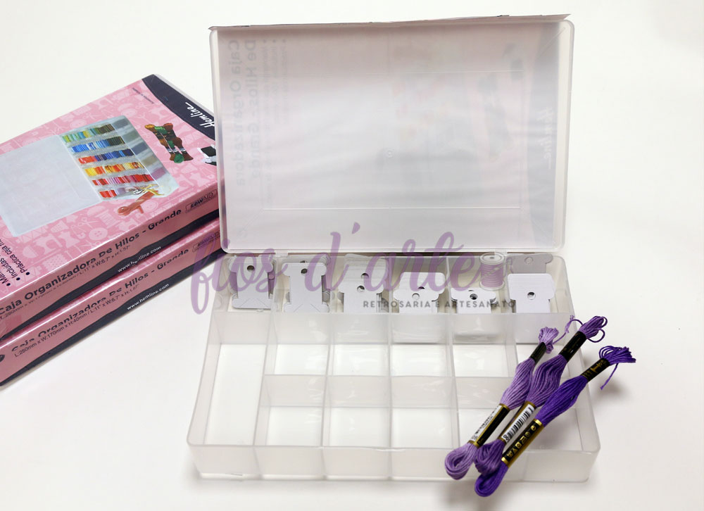 Caixa organizadora para fios com bobines de cartão (Hemline) - grande Caixa organizadora transparente com novelos de linha roxa