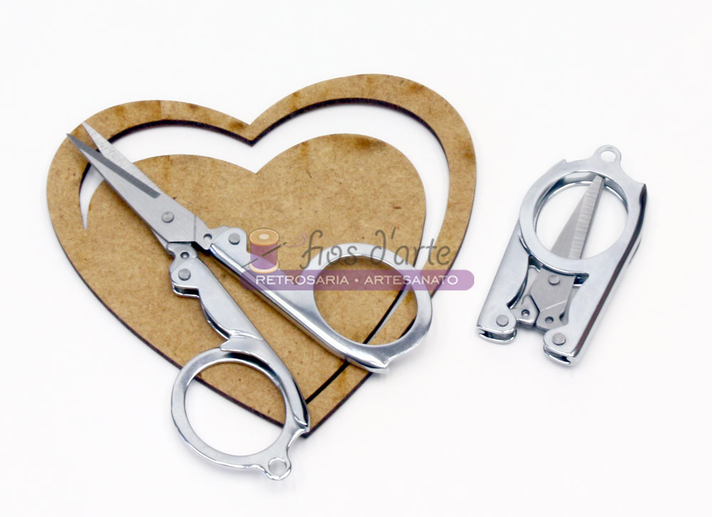 Tesoura dobrável (Cose) Tesoura metálica para bordado com suporte sobre recorte de coração em madeira