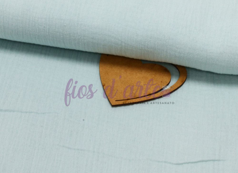 Tecido azul claro dobrado com etiqueta de couro castanho visível