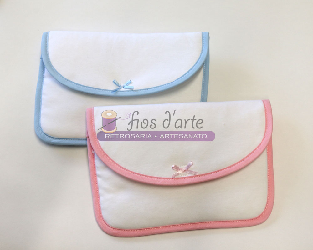 Porta-documentos liso para pintar (20x16cms) Duas bolsas pequenas brancas com bordas azul e rosa e laços, sobre fundo claro