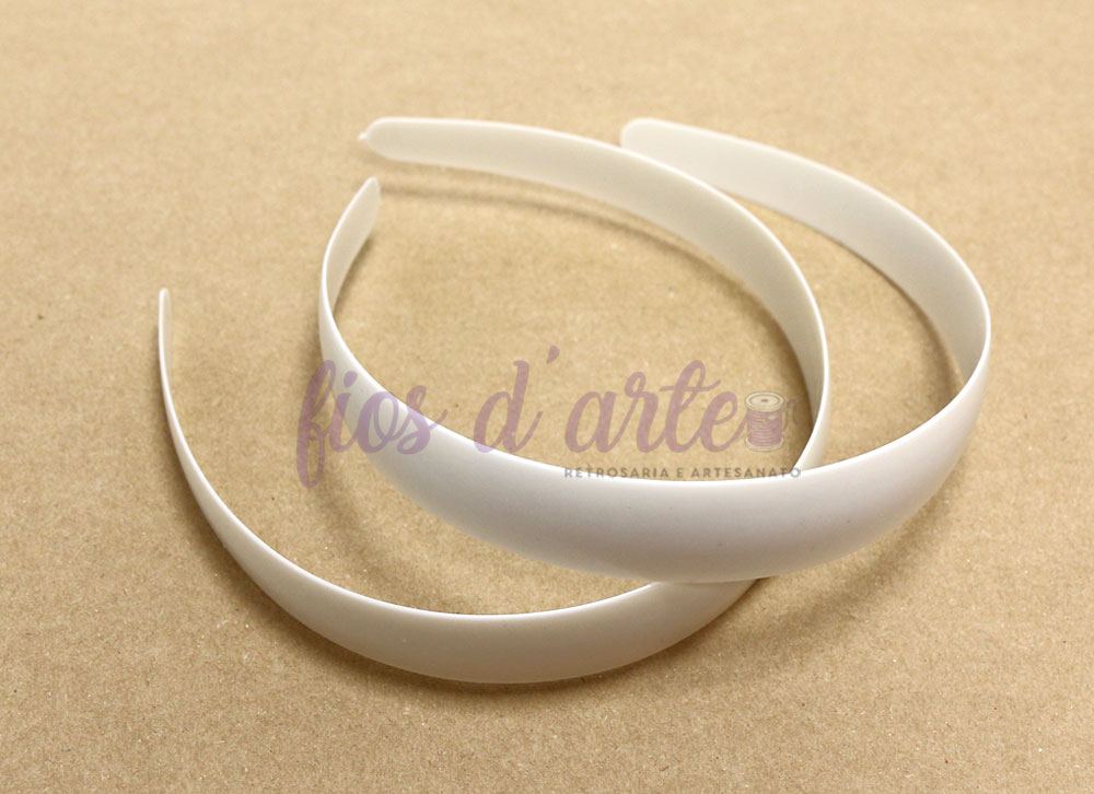 Bandolete para forrar sem dentes em plástico (24mm) Duas tiaras brancas em plástico sobre superfície bege