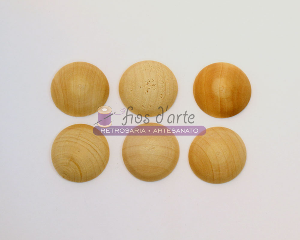 Conjunto de 6 bolas achatadas (2,9x0,8cms) Seis botões redondos de madeira clara com texturas naturais e logotipo no fundo