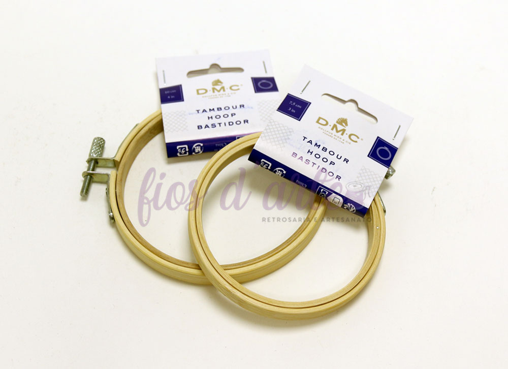 Dois bastidores de bordado DMC em madeira clara com embalagem