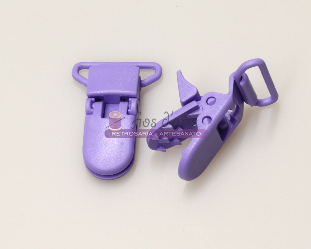 Mola de plástico para chupeta (2,4x4,2cms) - roxo Dois clips de plástico roxo sobre fundo branco