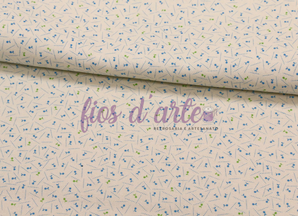 Tecido bege claro com padrão de flores pequenas azuis e verdes