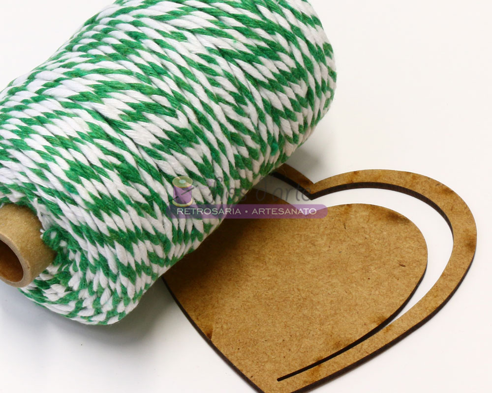 Fio torcido algodão (2mm) - branco e verde Rolo de fio verde e branco e forma de coração em madeira sobre superfície clara