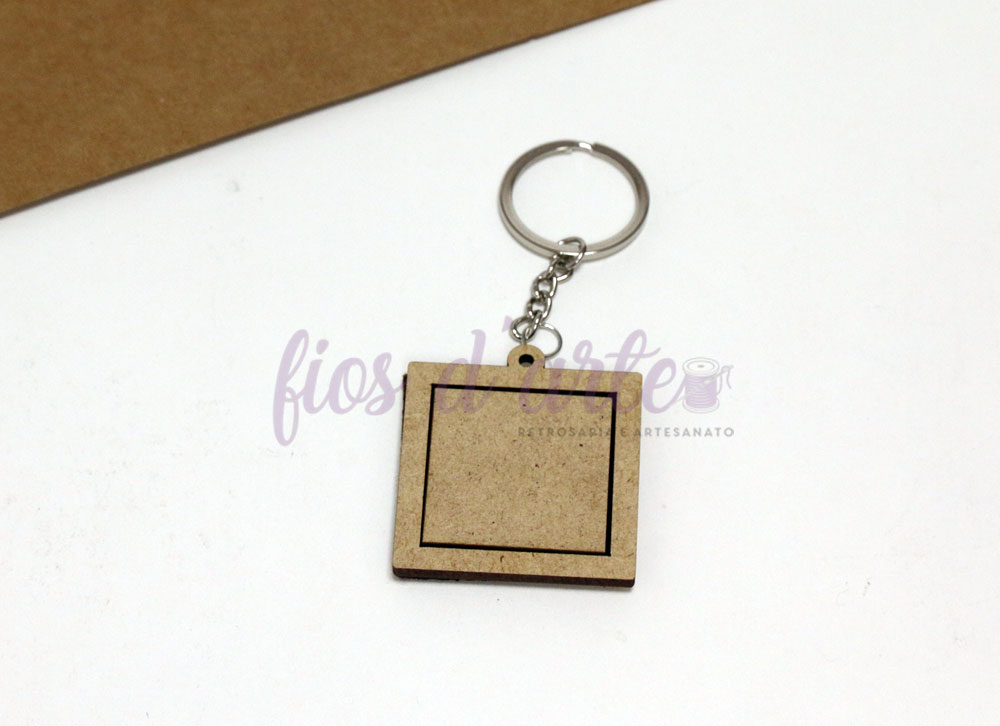 Mini Bastidor quadrado em formato porta-chaves (4,5cms) Porta-chaves quadrado em madeira clara com corrente metálica prateada.