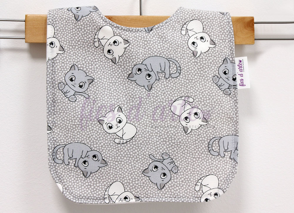 Babete com turco plastificado - gatinhos (Fios d'arte) Babete para bebé cinzento com padrão de gatos brancos e cinzentos