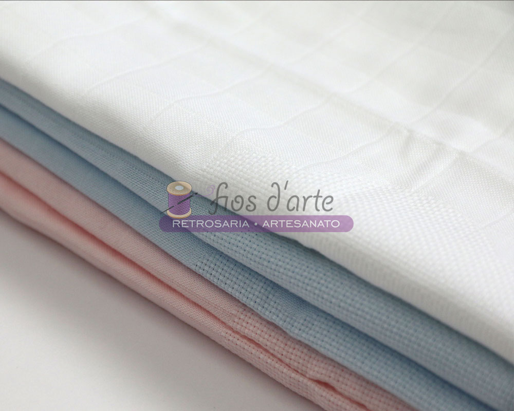 Três panos de tecido em branco, azul claro e rosa empilhados