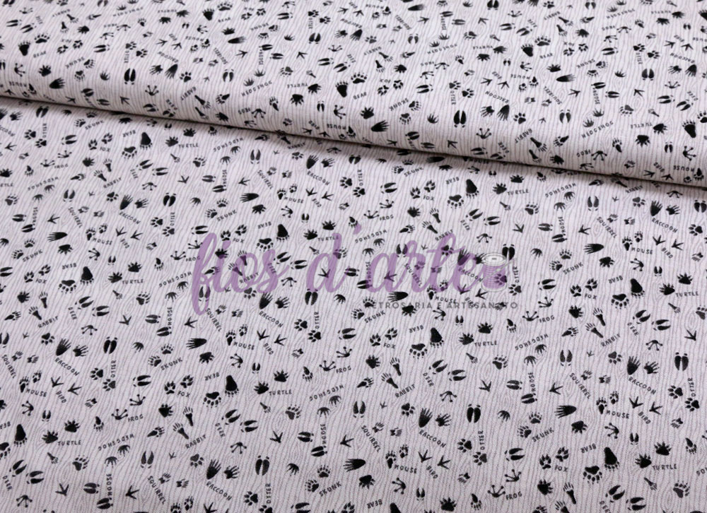 Tecido branco com padrão de pequenas flores e folhagens negras e texto 'tex-doc.fr' impresso em roxo