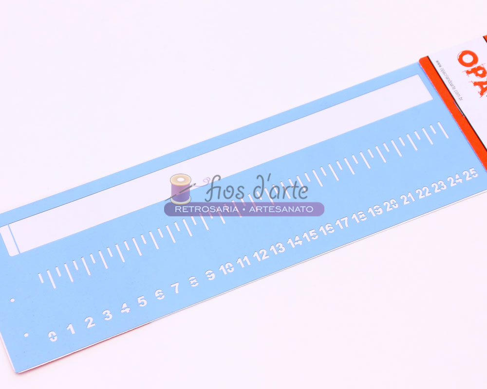 Stencil Fita métrica (Opa) - 10x30cms Régua branca com escala em centímetros sobre fundo azul claro com embalagem