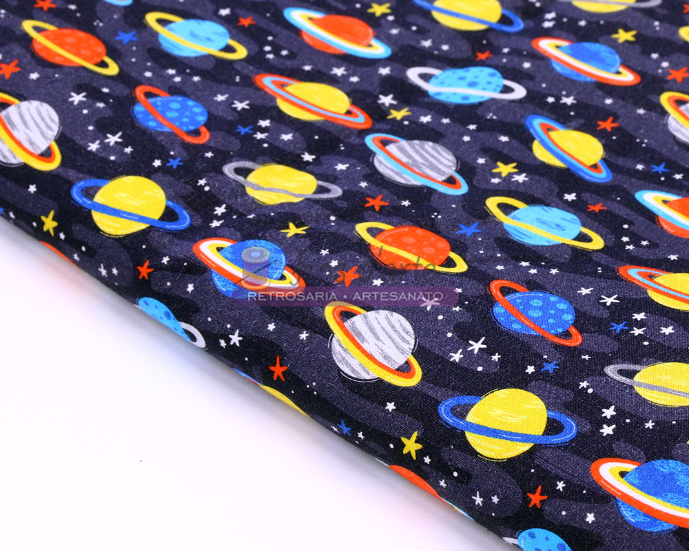 Tecido azul escuro com padrão colorido de planetas e estrelas