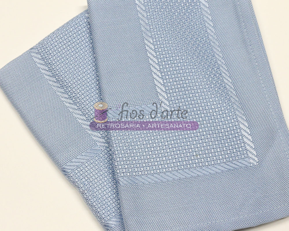Naperon com quadrilé para bordar ponto cruz (40x100cms) - azul Guardanapo de tecido azul claro com padrão texturizado e faixas decorativas
