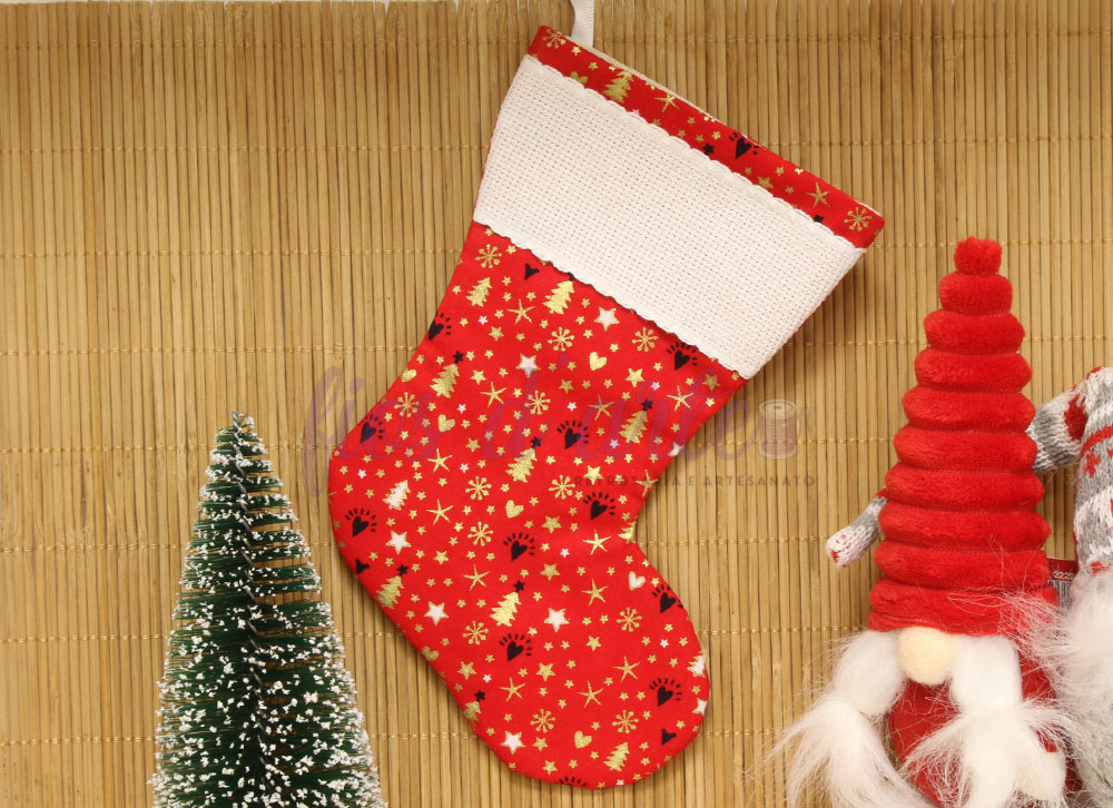 Bota/ Meia de Natal em tecido para bordar ponto cruz #20 (Fios d'arte) Meia de Natal vermelha decorada com padrão dourado, árvore de Natal e gnomos em fundo de madeira