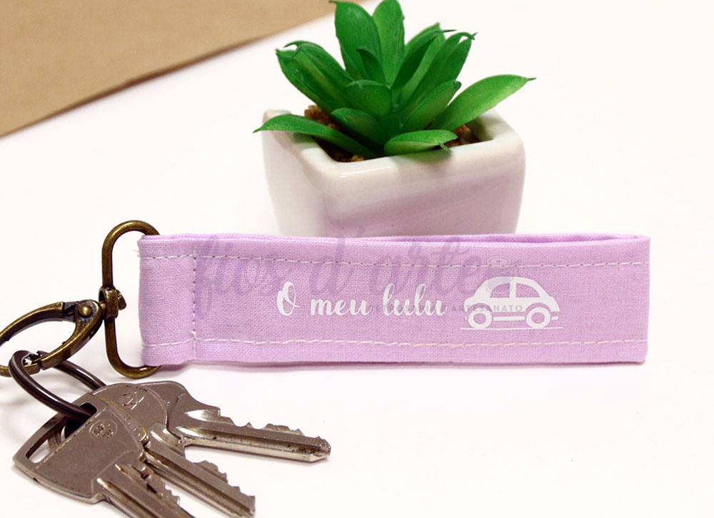 Porta-chaves em tecido O meu Lulu 🚗 (lavanda) Anilha porta-chaves roxa com texto e ícone de carro, três chaves e vaso com planta