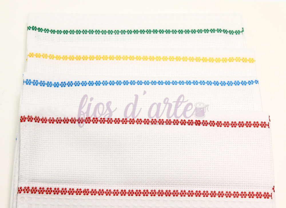 Três panos de cozinha brancos com bordados coloridos nas extremidades
