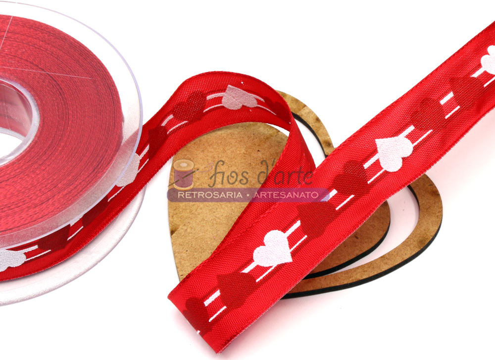 Fita vermelha de cetim com corações brancos e suporte de madeira em forma de coração