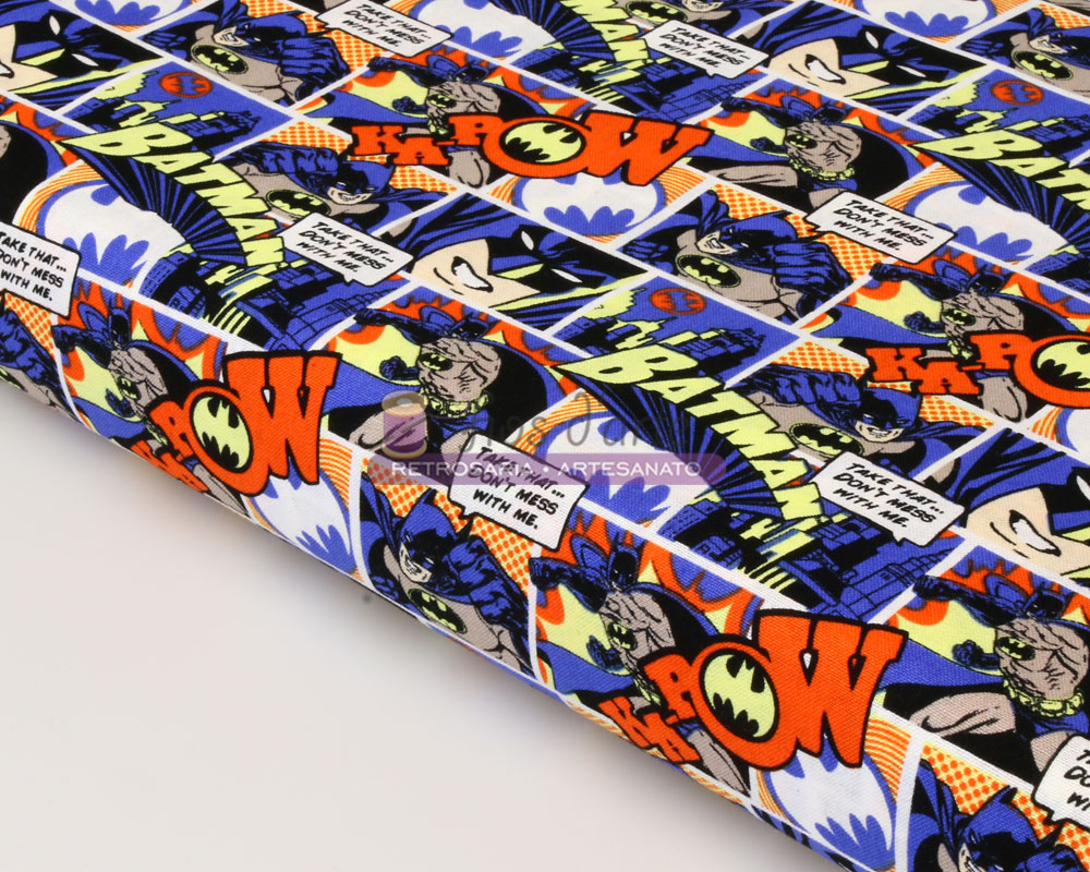 Tecido estampado colorido com personagem Batman e palavras K-POW e BATMAN