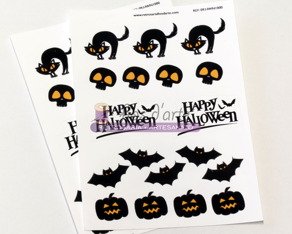 Folhas com autocolantes de Halloween com gatos pretos, caveiras, morcegos e abóboras