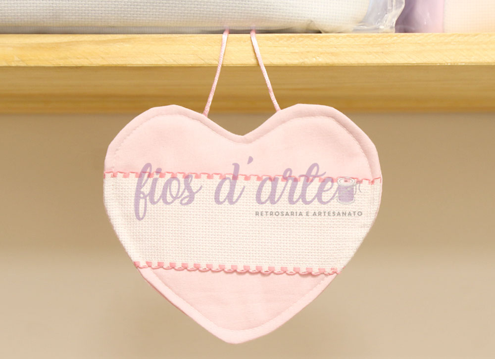 Suporte de panela em forma de coração cor de rosa pendurado