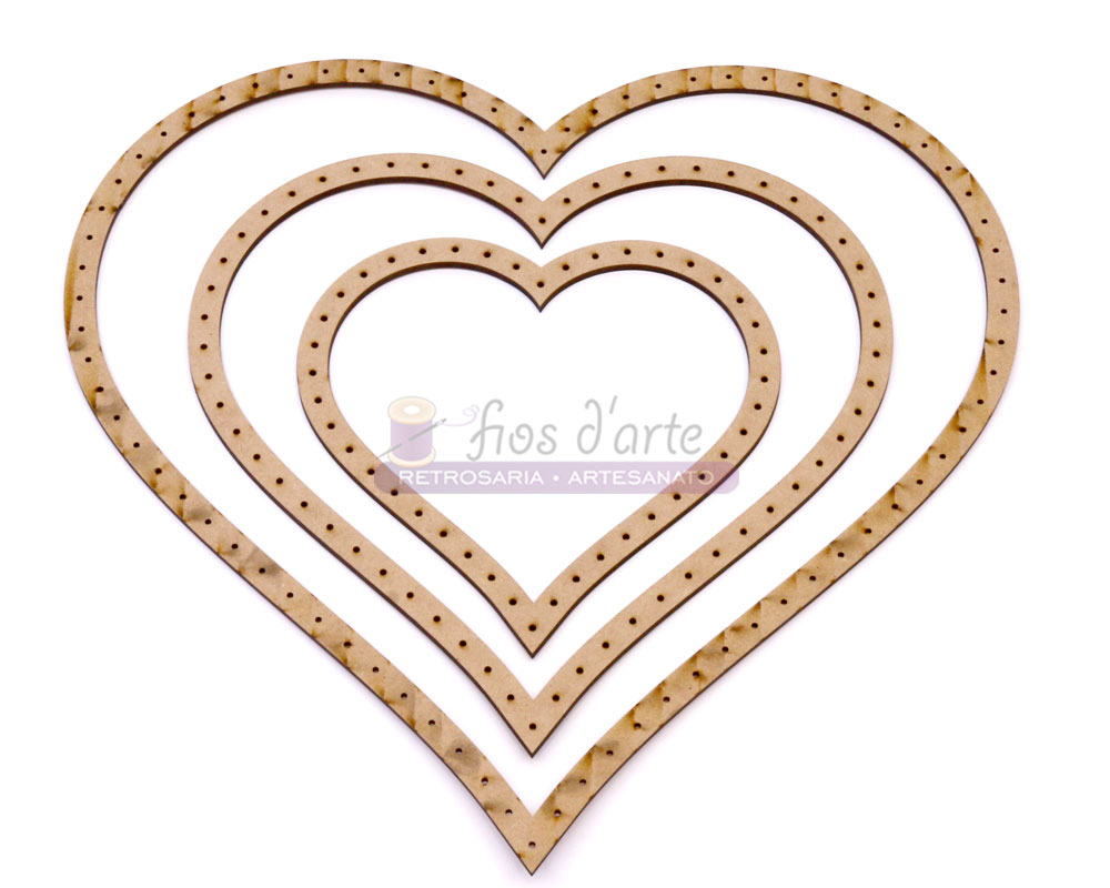 Coração com furos para espanta espíritos em mdf Três molduras de madeira em formato de coração com orifícios