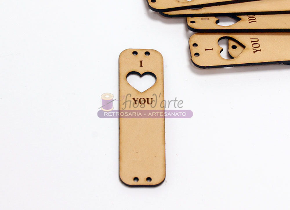 Marcador de madeira com recorte de coração e texto I YOU