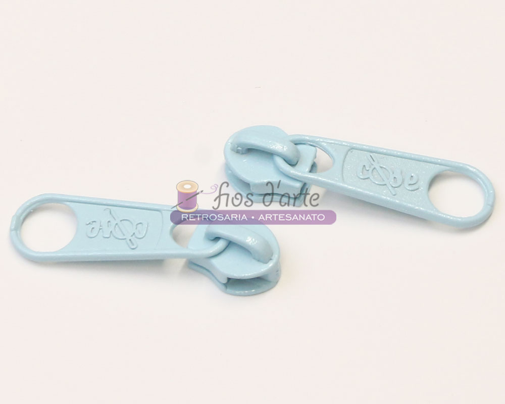 Cursores para fecho malha 5 (Cose) - livre Três puxadores de fecho éclair azuis claros em metal com gravação 'alsa'