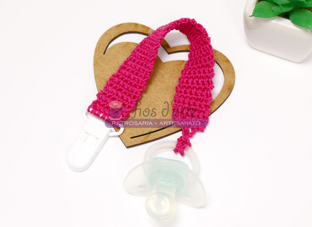 Prendedor de chupeta rosa fúcsia com chupeta transparente e coração de madeira