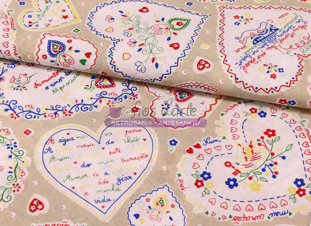 Tecido bege com padrões coloridos de corações bordados e textos em português