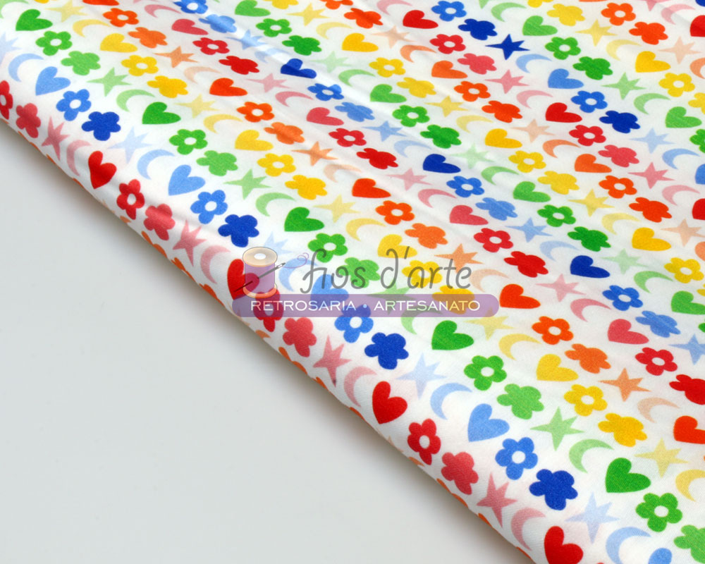 Tecido colorido com padrão de flores e corações em várias cores e texto impresso