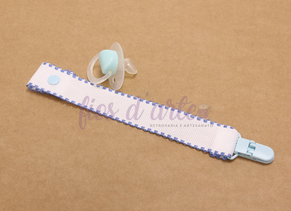Prende-chupeta com fita em quadrilé para bordar ponto cruz #11 (Fios d'arte) Prendedor de chupeta em tecido rosa com bordas azuis e clip azul claro