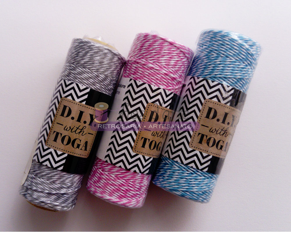 Três rolos de fio artesanal D.I.Y. with TOGA em cinza, rosa e azul com branco