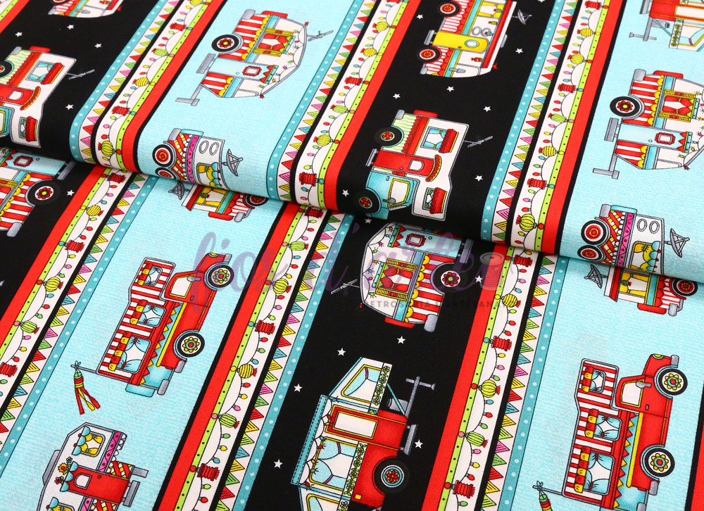 Tecido Autocaravanas (Studio E) Tecido com padrão colorido de caminhões de bombeiros e casinhas em fundo azul claro e preto