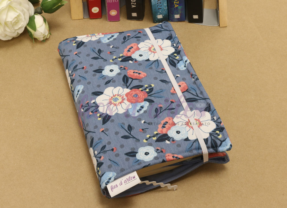 Capa para livros de bolso ajustável com elástico #101 Capa de livro floral azul com elástico branco