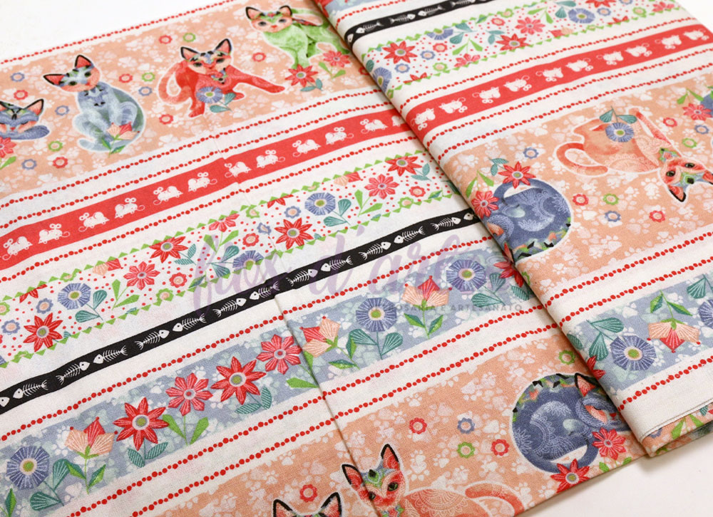 Tecido decorativo com estampa de gatos e flores coloridas