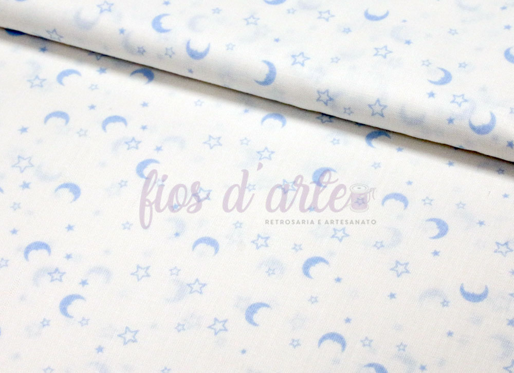 Tecido Estrelas e Luas - Azul bebé Tecido branco com padrão de luas e estrelas azuis