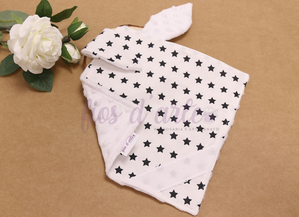 Manta branca para bebé com estrelas pretas e orelha de coelho