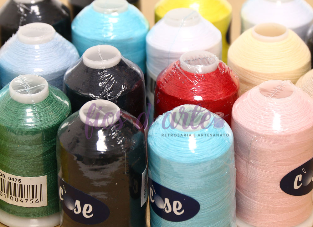 Cones de linha de várias cores embalados em plástico e com etiquetas