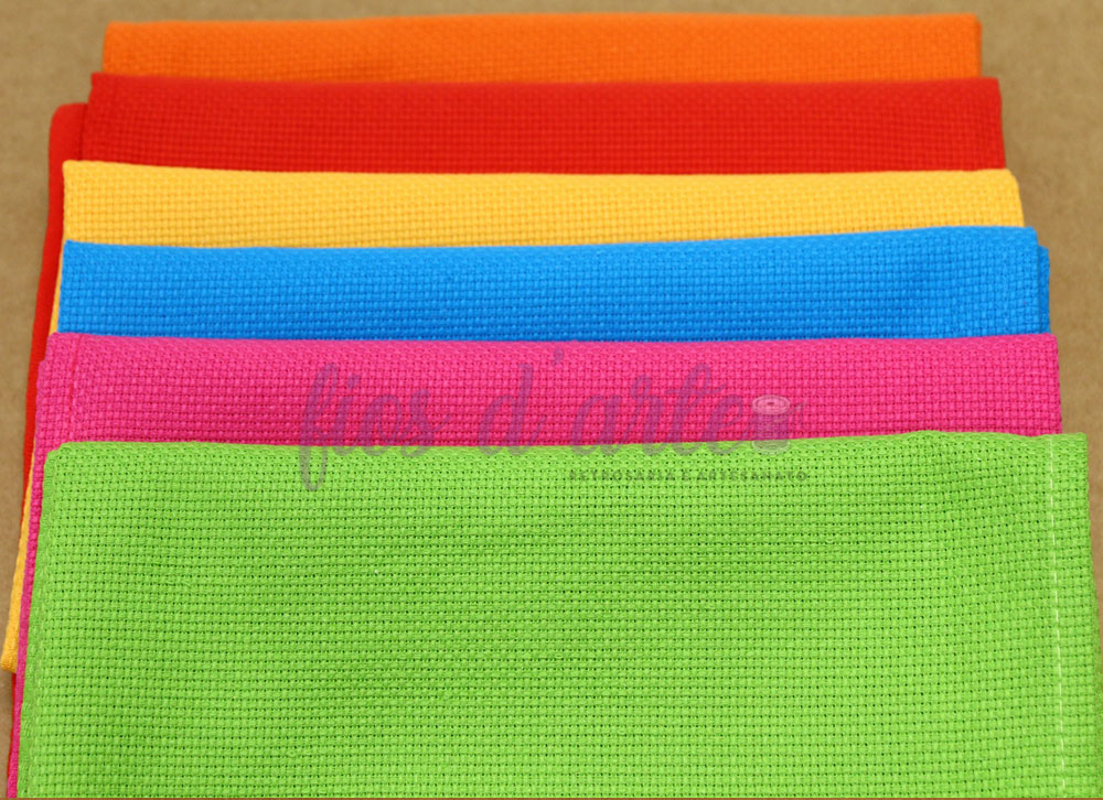 Conjunto de panos coloridos em tecido com texturas visíveis, empilhados em várias cores