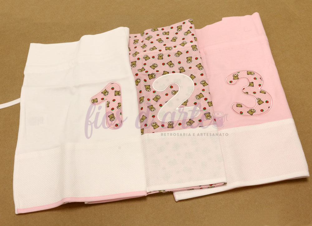 Três panos de fralda com ursinhos e números 1, 2 e 3 em tecido branco e rosa