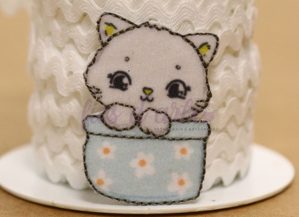 Aplicação termocolante Gatinho no Pote (3,2x4,2cms) - azul adesivo de gato em tecido sobre fundo branco texturizado