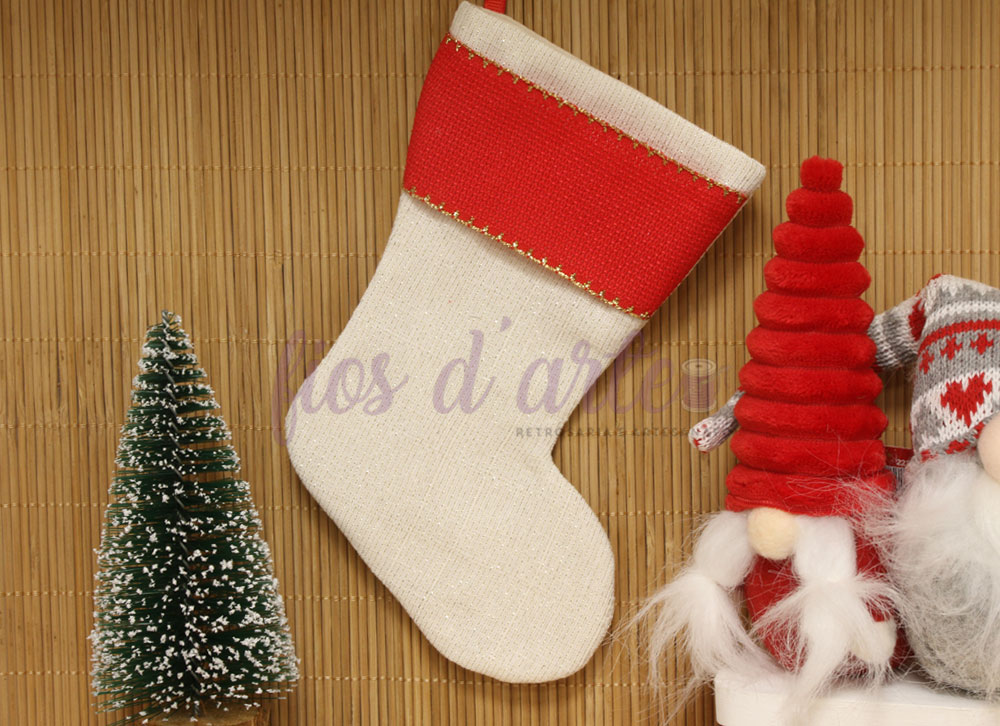 Bota/ Meia de Natal em tecido para bordar ponto cruz #19 (Fios d'arte) Meia natalícia bege e vermelha com duendes e árvore verde com neve