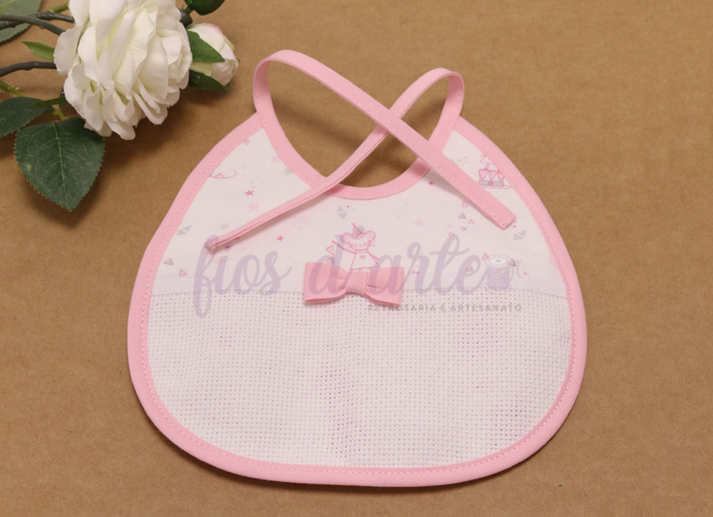 Babete com lacinho com turco para bordar ponto cruz - Ratinhos (Fios d'arte) Babeiro branco e rosa com laço e padrão delicado