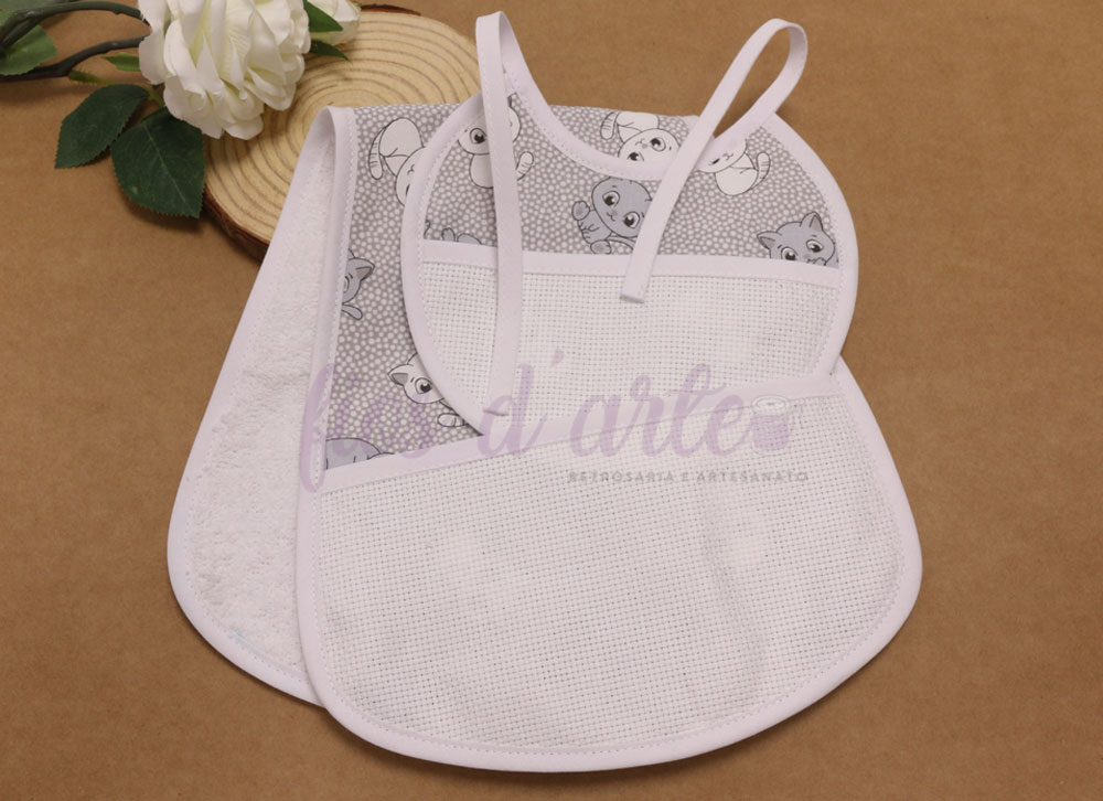 Conjunto de dois babadores brancos com padrão de gatos cinzentos e texturas variadas