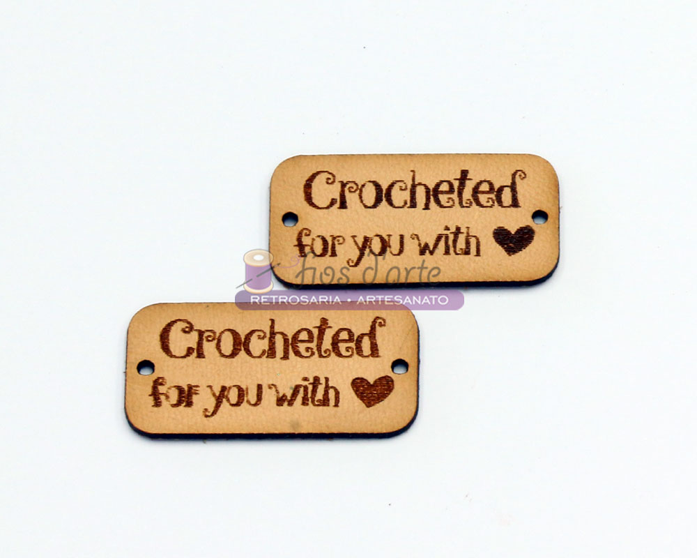 Etiqueta de madeira com texto gravado 'Crocheted for you with' e coração