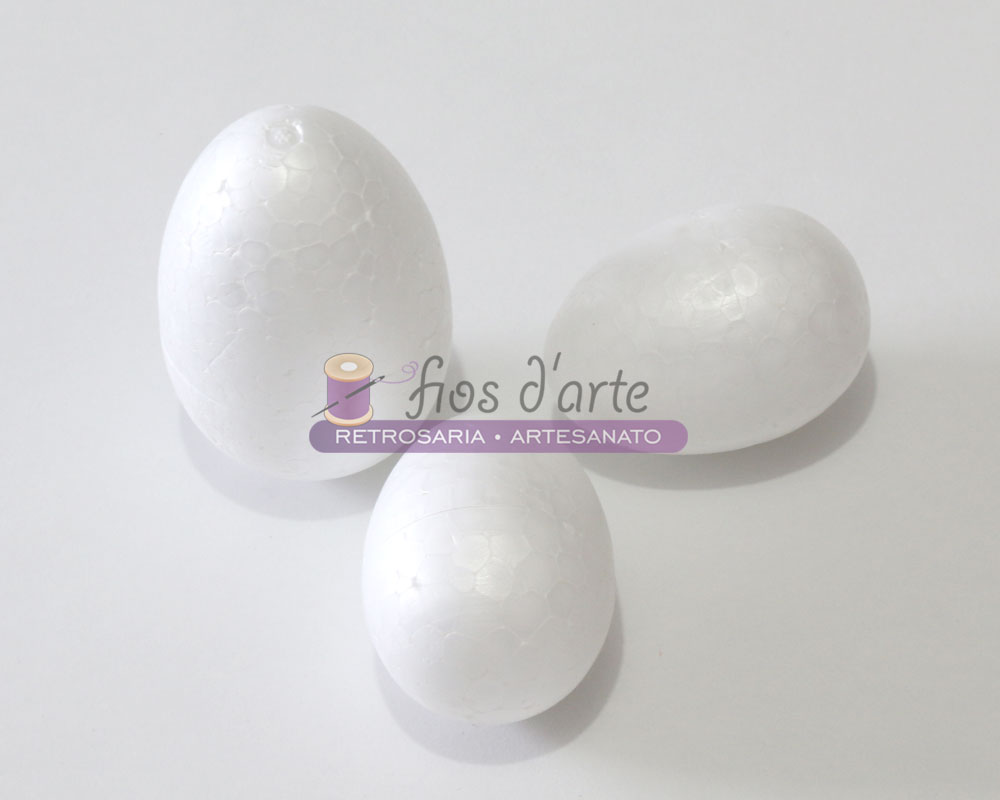 Ovo esferovite (70mm) Três ovos brancos de esferovite de tamanhos variados com textura sobre fundo branco