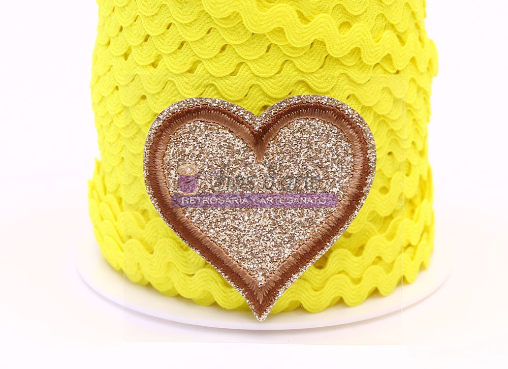 Rolo de fita amarela com decoração de coração brilhante