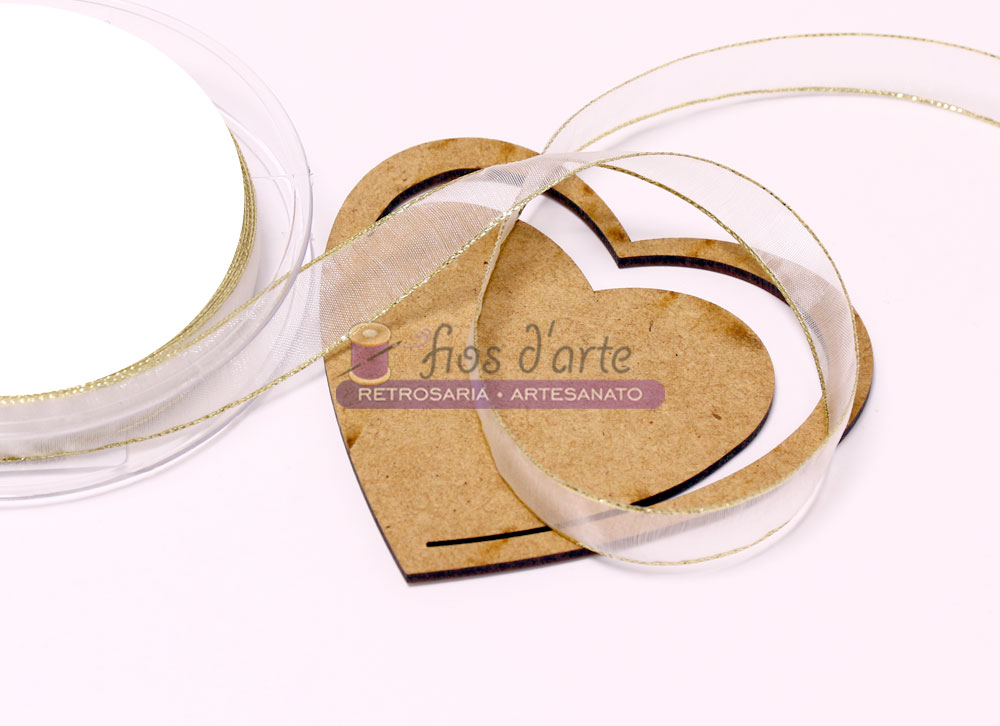 Fita decorativa transparente com bordas douradas e cartão em forma de coração